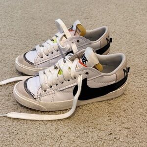 Nike Women's Low-Top Sneakers White with Black Swoosh